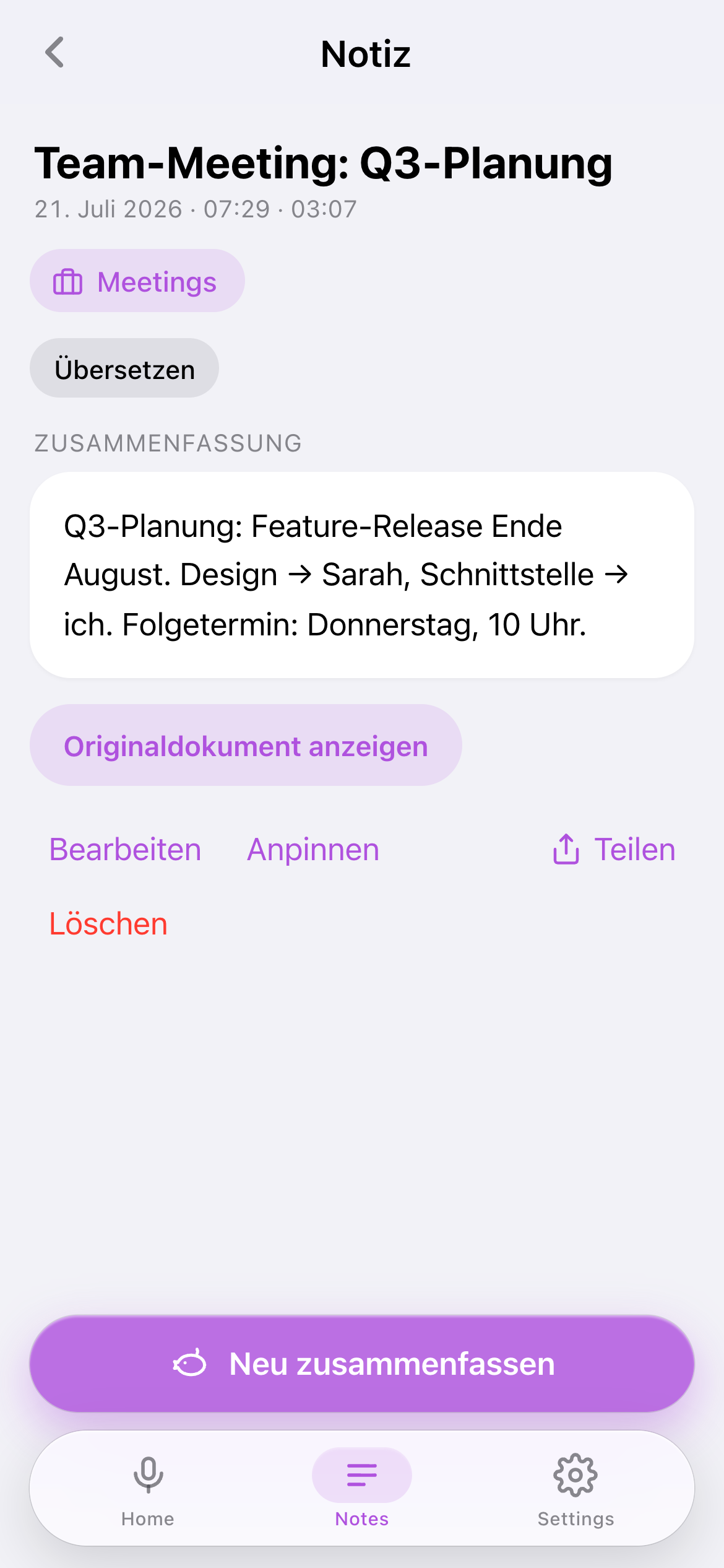 Detailansicht einer Notiz mit KI-Zusammenfassung eines Team-Meetings, Kategorie-Badge und Aktionen wie Übersetzen, Anpinnen und Teilen