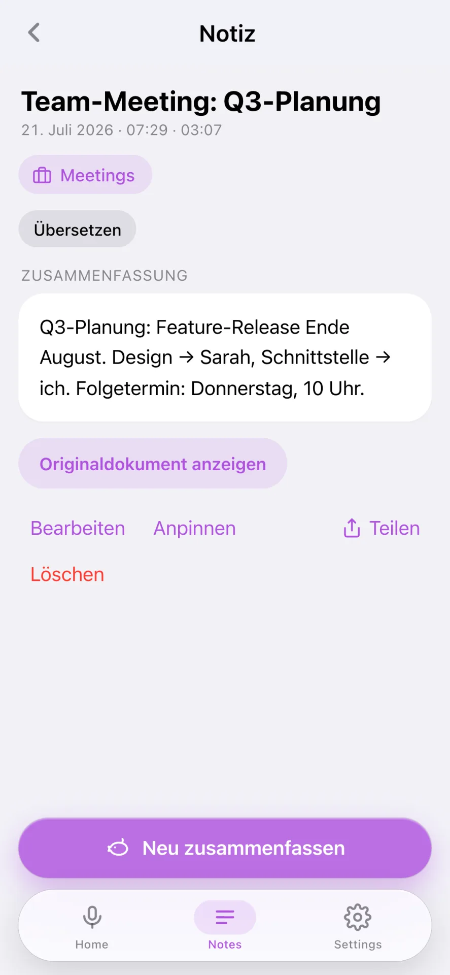 Detailansicht einer Notiz mit KI-Zusammenfassung eines Team-Meetings, Kategorie-Badge und Aktionen wie Übersetzen, Anpinnen und Teilen